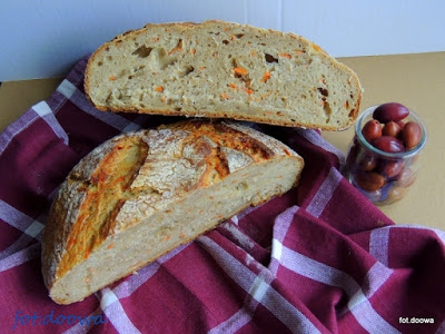 Chleb na dzikich drożdżach z wody zakwasowej marchwiowo - pietruszkowej z tartą marchewką