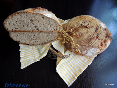Chleb na  zakwasie z dzikich drożdży z wody cytrynowo - czosnkowej z makiem