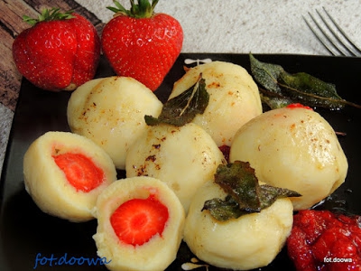 Knedle truskawkowe z masłem szałwiowym i konfiturą truskawkową