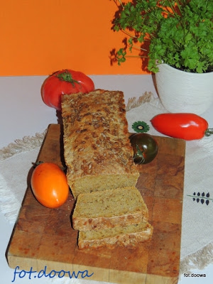Chleb na zakwasie pszennym z pomidorami i ognistą przyprawą