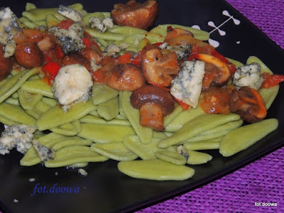 Foglie d ulivo agli spinaci z brązową pieczarką, czosnkiem i serem pleśniowym