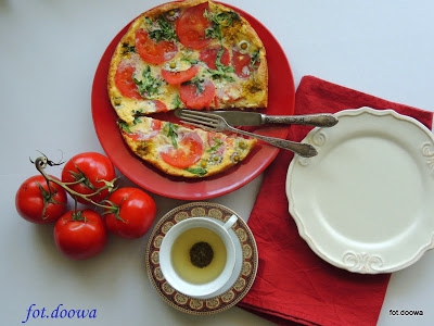 Omlet z pomidorem, stokrotkami i mniszkiem