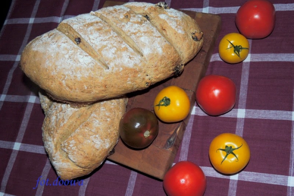 Chleb pszenno-orkiszowy z suszonymi pomidorami