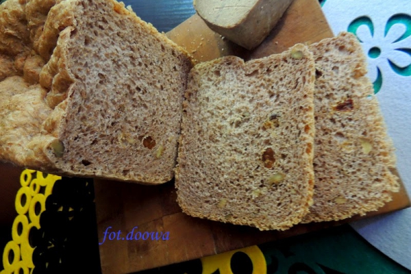 Chleb pełnoziarnisty z orzechami i czereśniami