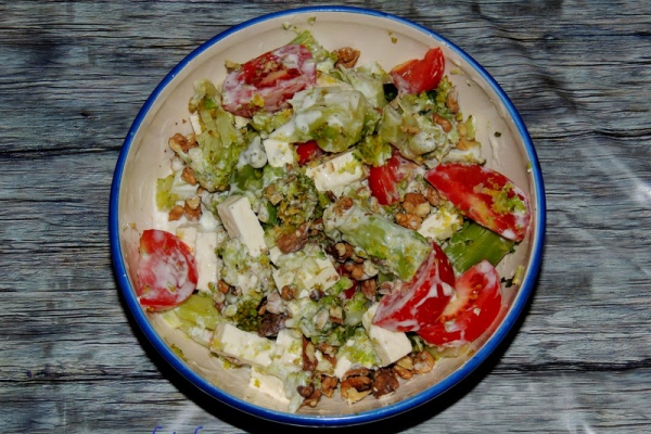 Sałatka z brokułem, pomidorami, fetą i orzechami włoskimi