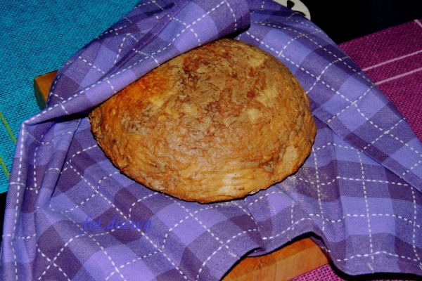 Chleb żytni z wodą z kiszonych ogórków, ziarnem żyta i koperkiem