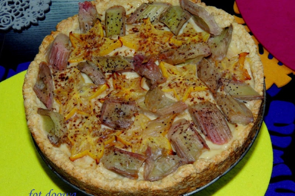 Tarta z karmelizowanym rabarbarem i karambolą