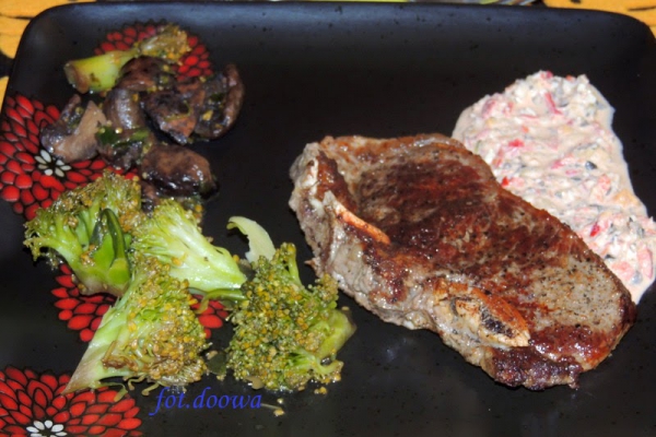 Steki wołowe z brązową pieczarką i brokułami