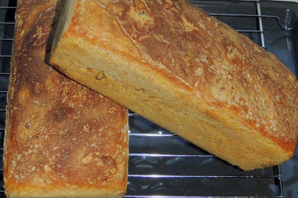 Szwajcarski chleb farmerski na zaczynie z rodzynek