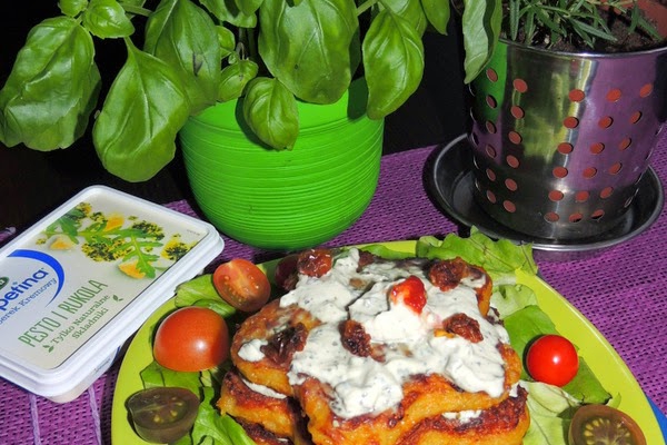 Mini torciki marchewkowo-ziemniaczane z serkiem kremowym i pomidorkami
