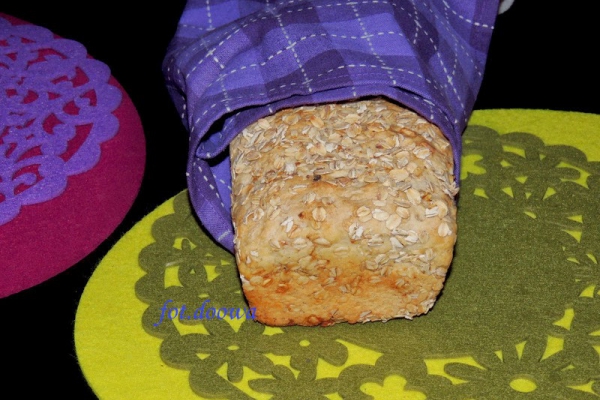 Chleb pszenny na maślance z płatkami owsianymi