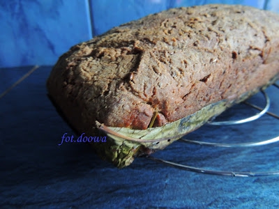 Chleb pieczony na liściach chrzanu