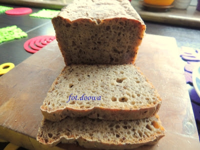 Żytni chleb na zakwasie i siemie lniane