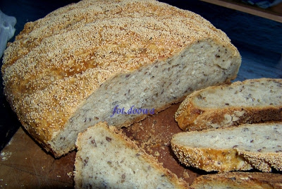 Chleb pszenny na zakwasie z białym makiem