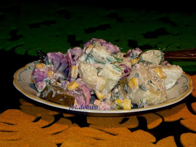 Kolorowa sałatka i fioletowy kalafior