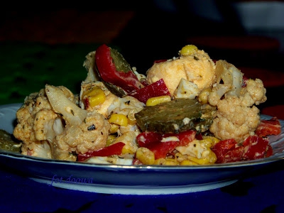 Sałatka z papryki z jajami i kiszonym kalafiorem