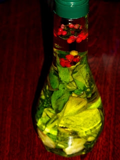 Oliwa bazyliowo-czosnkowa z czerwonym pieprzem