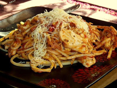 Pomidorowe spaghetii z indykiem