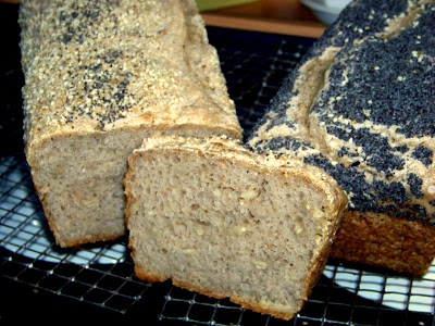 Chleb żytni na zakwasie z makiem i sezamem