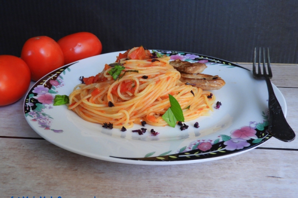 Spaghetti z sosem pomidorowym i kurczakiem