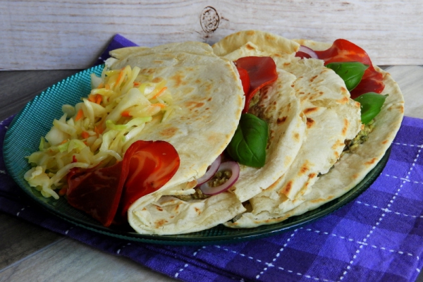 Piady z awokado, capocollo, pomidorem i bazylią