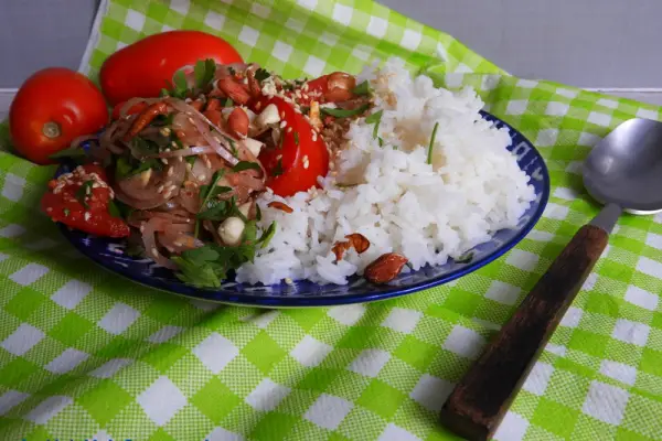 Sałatka birmańska z pomidorów i cebuli