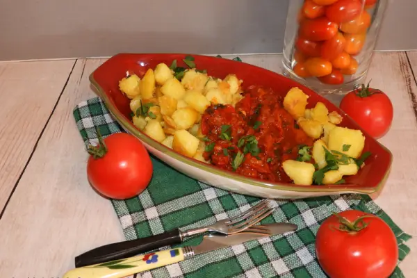 Chrupiące ziemniaki w pikantnym sosie pomidorowym