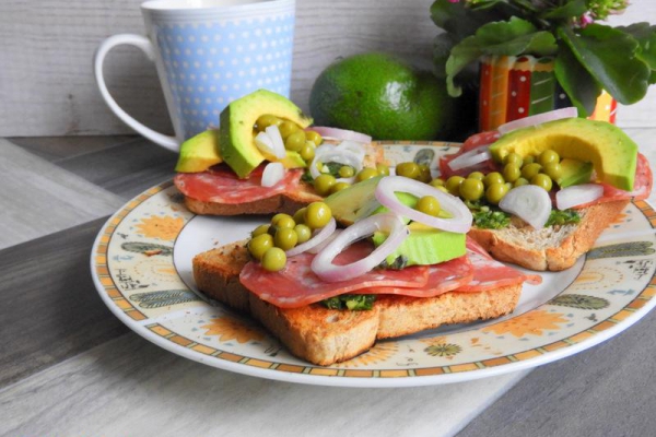 Grzanki z kindziukiem, awokado, pesto i groszkiem