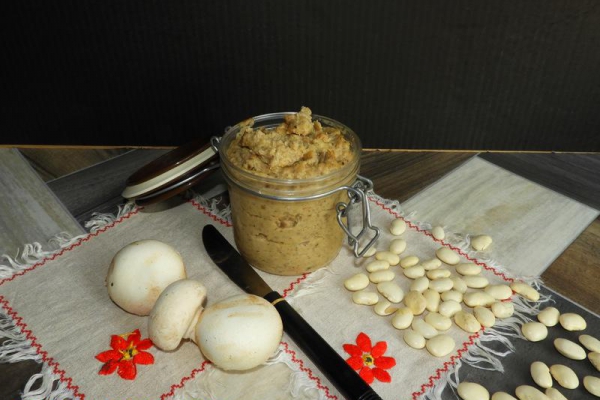 Pasta z białej fasoli z pieczarkami