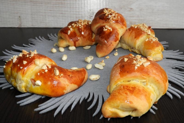 Bananowe rogaliki drożdżowe z jabłkiem