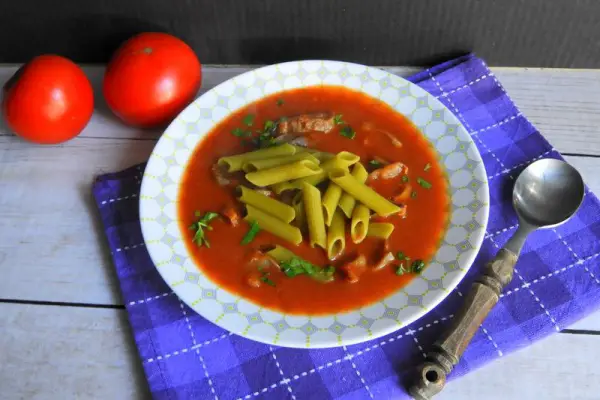 Zupa pomidorowa z tamaryndowcem na indyczych żołądkach ze szpinakowym penne