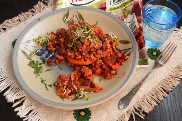 Stir fry z chorizo, buraczkiem i kaszą gryczaną