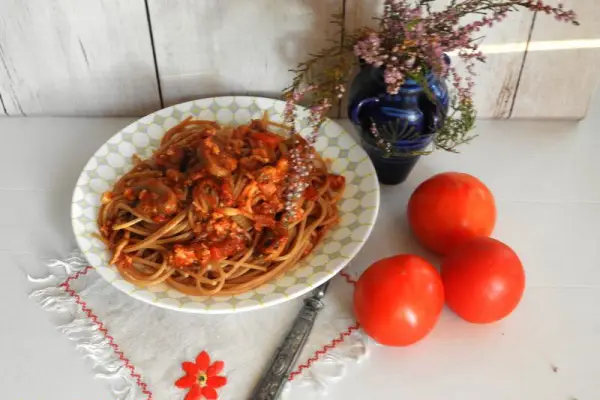 Razowe spaghetti z sosem pomidorowym i pieczarkami