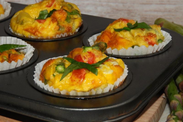 Jajeczne muffiny z czosnkiem niedźwiedzim i szparagami