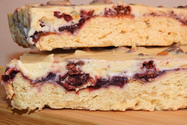 Mazurek z czarną porzeczką i białą czekoladą