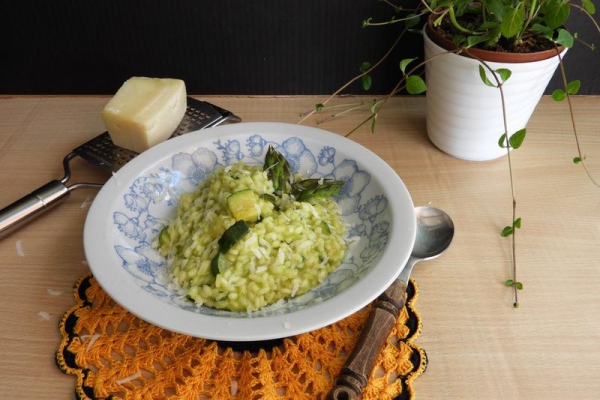 Kremowe risotto ze szparagami, cukinią i miętą