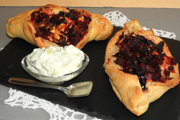 Drożdżowe łódeczki z botwinką a la tureckie Pide