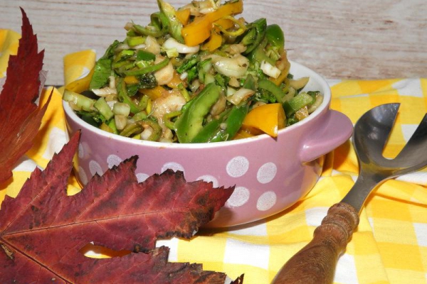 Chrupiąca sałatka z pak choi i papryki
