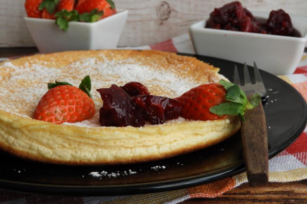 Omlet na słodko z dżemem wiśniowym i truskawkami
