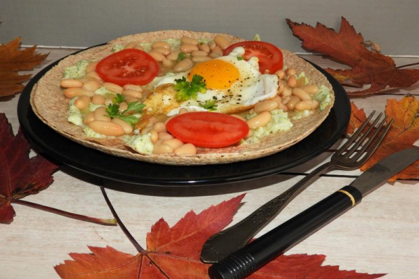Tortille jako omlet na ostro z fasolą i jajem sadzonym