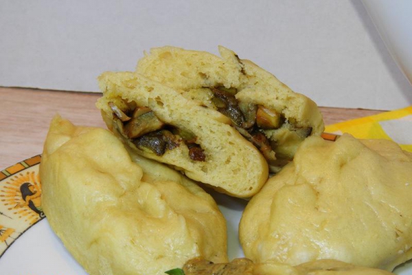 Drożdżowe pierożki z grzybami i sosem grzybowym