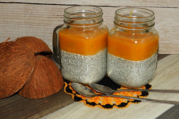 Kokosowy pudding chia z musem z mango