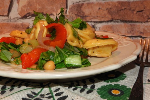 Sałatka z tortellini i kapusty pac choi