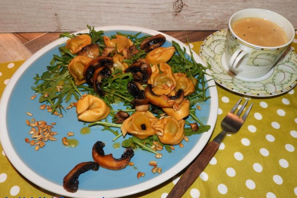 Prosta sałatka z rukoli i tortellini