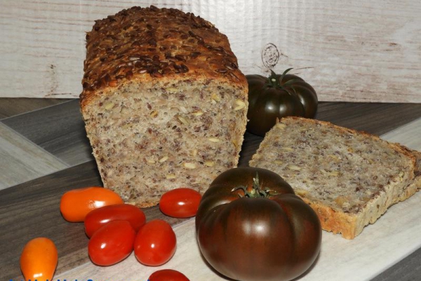 Chleb pszenny z ziarnami na drożdżach
