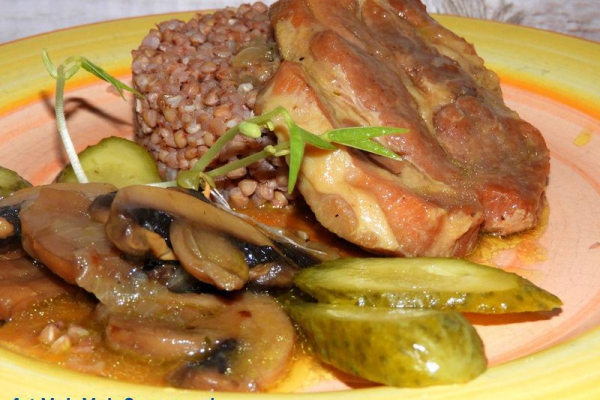 Pieczeń wieprzowa z pieczarkami i kaszą