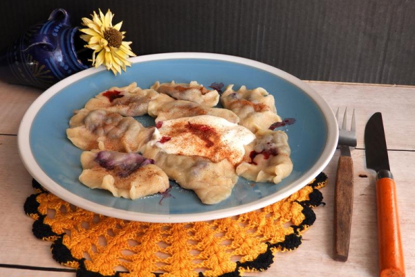 Pierogi z jagodami i śmietaną
