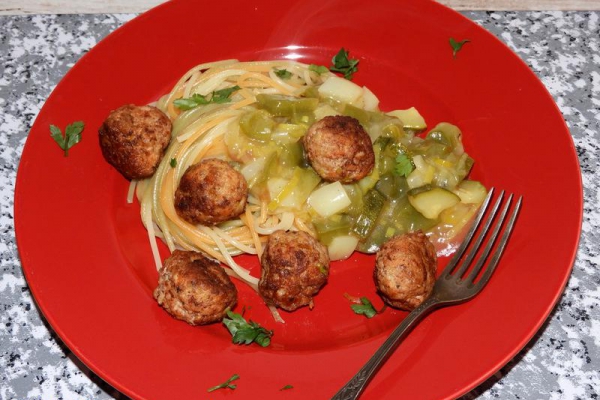 Spaghetti z pulpecikami w sosie paprykowym