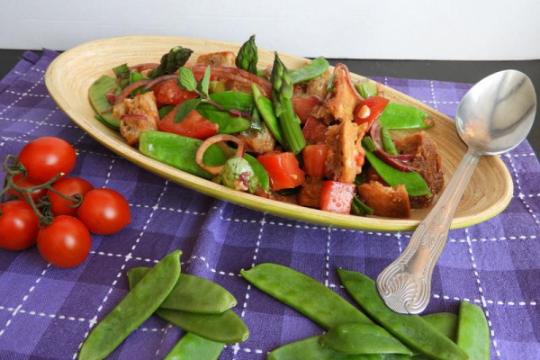 Panzanella z groszkiem cukrowym i szparagami