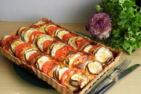 Tarta razowa z bakłażanem, pomidorami i mozzarellą